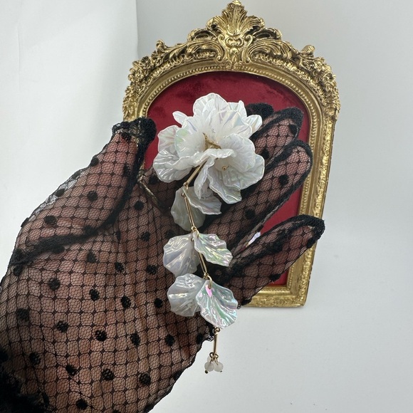 Zara Kate Middleton Elegant White Floral Drop Earrings - Picture 7 of 7